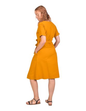 Žlté šaty s krátkym rukávom, midi dĺžka, vrecká, zapínacie s opaskom
