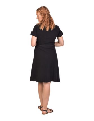 Čierne šaty s krátkym rukávom, midi dĺžka, vrecká, zapínacie s opaskom