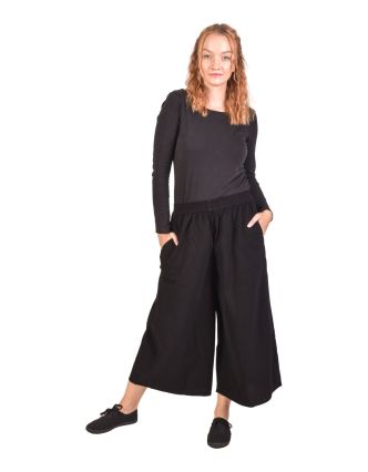 Pohodlné voľné čierne trojštvrťové nohavice, guma v páse a vrecká