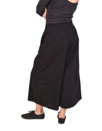 Pohodlné voľné čierne trojštvrťové nohavice, guma v páse a vrecká