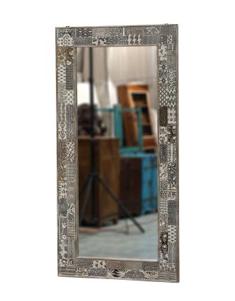 Zrkadlo v ráme z teakového dreva zdobené starými raznicami, 91x4x183cm