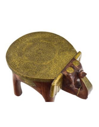 Stolička v tvare slona zdobená mosadzným kovaním, 51x38x37cm