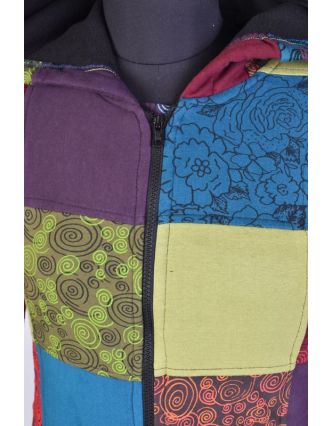 Kabátik v multifarebnom patchworkovom prevedení s kapucňou, zapínanie na zips, vrecká