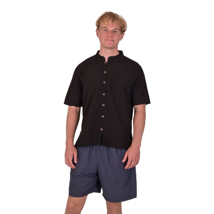 Čierna pánska košeľa-kurta s krátkym rukávom a vreckom, celorozopínacia